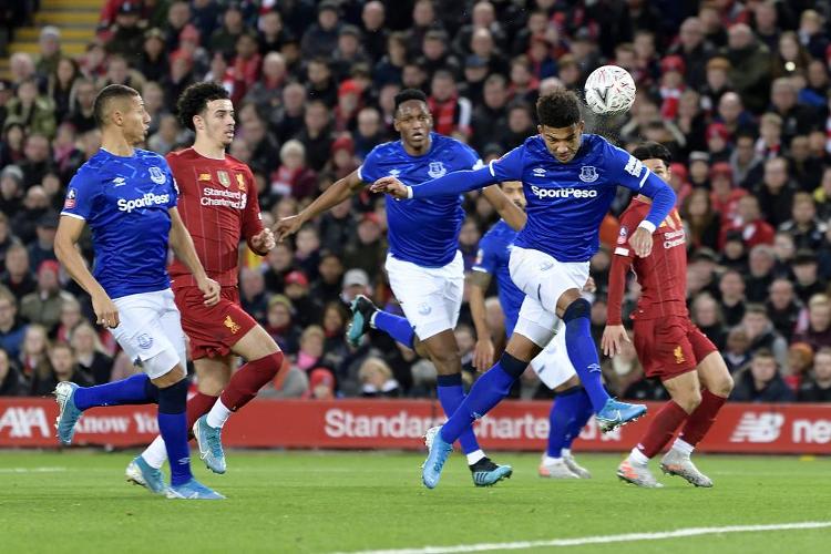 拦都拦不住！对手疑肘击队友，梅西出头“教育”阿根廷老乡